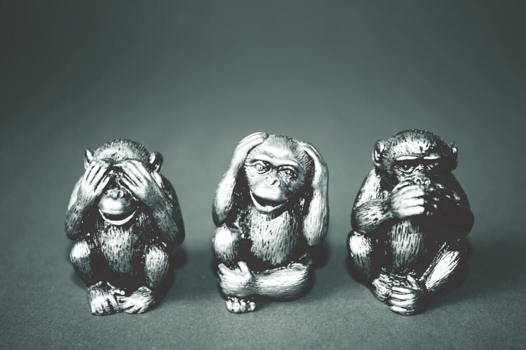 Schweigen als Machtinstrument: Psychologie der gezielten Ignoranz (Drei Affen - nichts hören, nichts- sehen, nichts, nichts sagen)