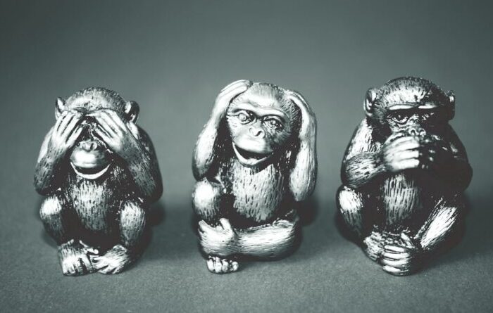 Schweigen als Machtinstrument: Psychologie der gezielten Ignoranz (Drei Affen - nichts hören, nichts- sehen, nichts, nichts sagen)