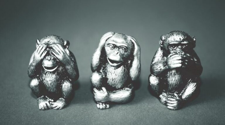 Schweigen als Machtinstrument: Psychologie der gezielten Ignoranz (Drei Affen - nichts hören, nichts- sehen, nichts, nichts sagen)