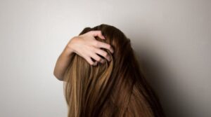 Was tun gegen schnell fettende Haare? – 12 Tipps, die wirklich helfen